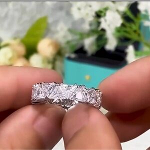 Elegant Moissanite VVS1 925 Silver Women's Eternit Ring.This is a beautiful ring